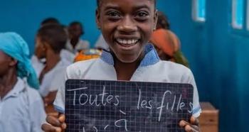 Une fille dans la salle de classe