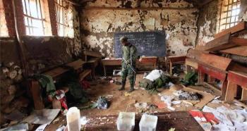 Militaires dans le batments d'une ecole