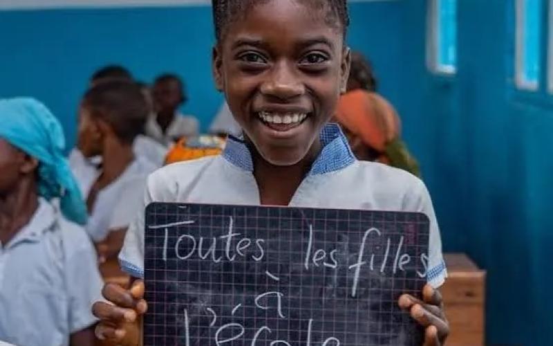 Une fille dans la salle de classe