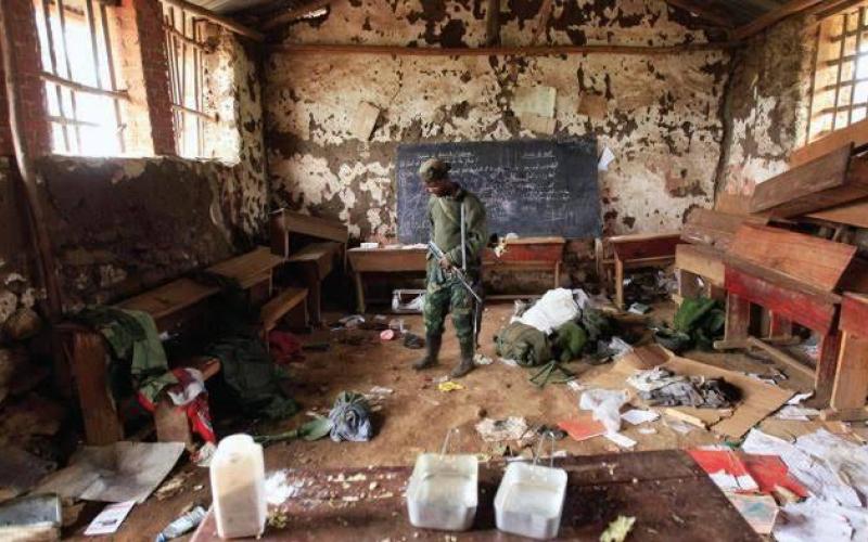 Militaires dans le batments d'une ecole